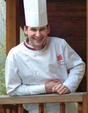Přes svůj nízký věk je už šéfkuchařem renomovaného pražského restaurantu Červená tabulka.