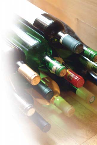 VÍNO Vinná etiketa Získat základní informace o víně lze z etikety, která je na láhvi umístěná.
