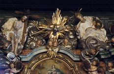 1733 Obraz Všech svatých na hlavním oltáři Celkový pohled na hlavní oltář z oratoře u nohou sv.