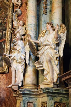 Osm dřevořezeb andělů nese oválné vavřínové medailonky s českými nápisy (blahoslavenství z Kristova kázání na hoře, Matouš 5, 3 10).