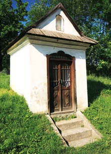 Dochovaly se písemné a tvoří po staletí či desetiletí její neodmyslitelnou sou- záznamy o opravách této kaple v letech 1823 a 1853. část.