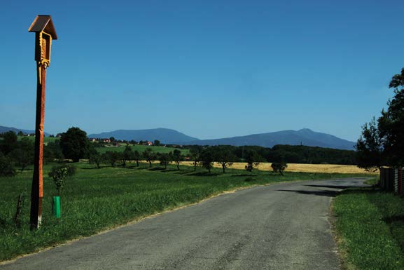 Dřevěný sloup sv. Huberta na Rohově, v pozadí panorama Beskyd, 3. července 2010 Poutní místo Hájek v Lískovci u Frýdku, kolem r.