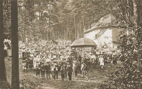 Oltář v kapli Povýšení sv. Kříže v Hájku, r. 1973 2009 proběhla druhá fáza rekonstrukce Hájku, při níž bylo upravováno okolí kaple. Vznikla sjezdová rampa od kaple k prameni.