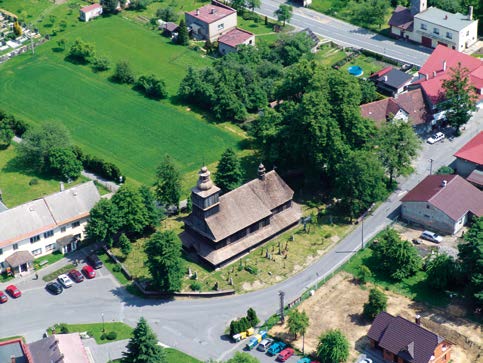 Letecký pohled na centrum obce Sedliště s dřevěným kostelem Všech svatých, 2. května 2008 Dřevěný kostel Všech svatých v Sedlištích PhDr. David Pindur, Ph.D. Překlad resumé do anglického jazyka: Mgr.