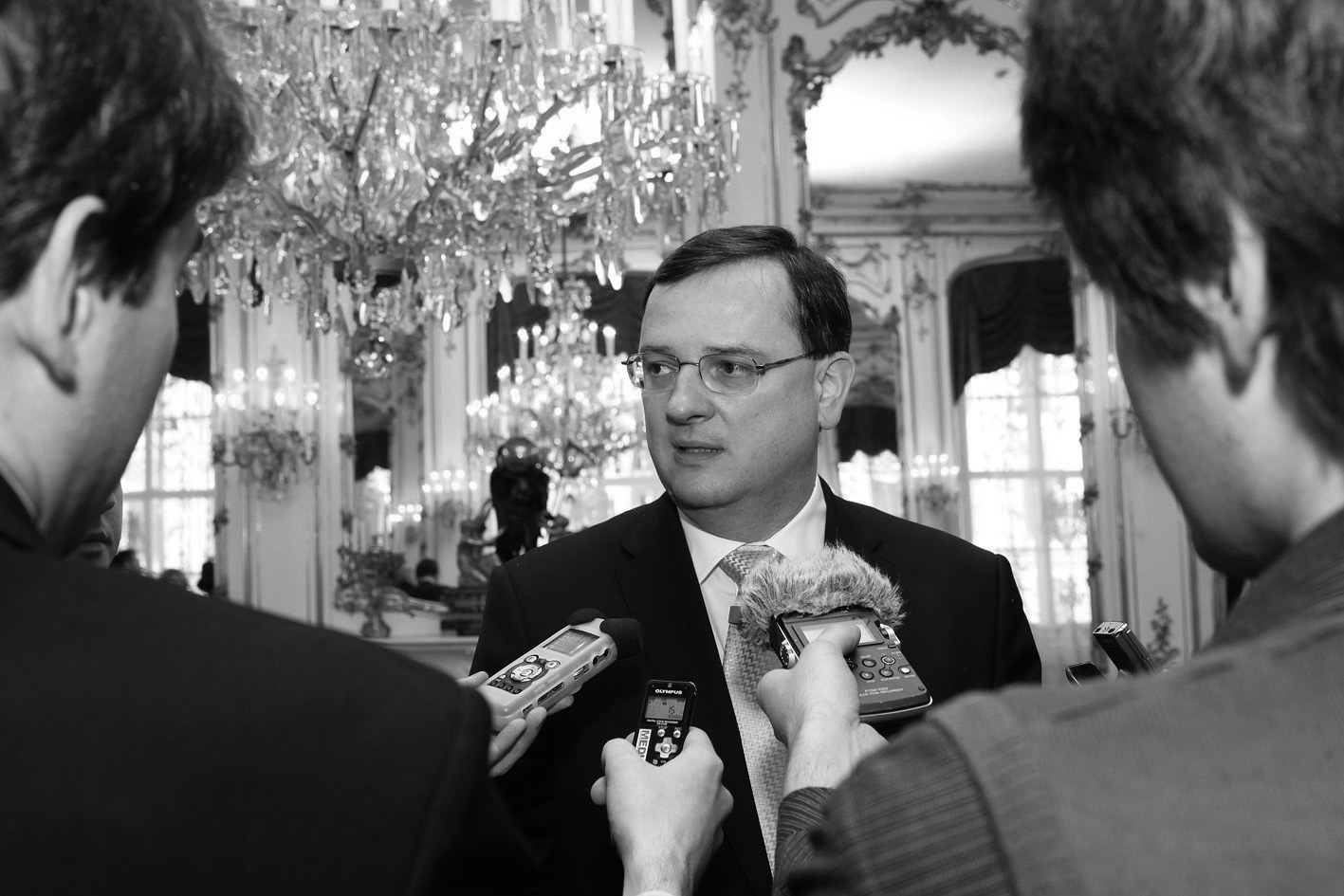 Tisk 4 OBRÁZEK 4.1 Premiér Petr Nečas v rozhovoru s novináři při návštěvě Rakouska.