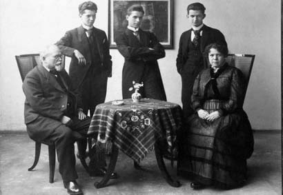 S rodinou v roce 1919. Ivan Herben uprostfied. Foto: Rodinn archiv Anny Herbenové napsal jsem jich v osmi dnech sedmnáct, dnes odpoledne pí i osmnáctou.