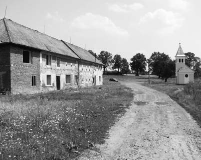 Símfie zdevastovaná Holubcova usedlost a kaple se zvonicí.