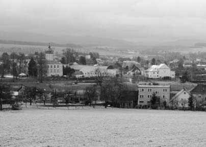 Pohled na Dfievohostice z trati Babãí. 2012. Foto J. Lapáãek Mûsteãko Dfievohostice koupilo zámek od Leonie svobodné paní Skrbenské z Hfií tû v roce 1897 spolu s velkostatkem za 255 000 zlat ch.