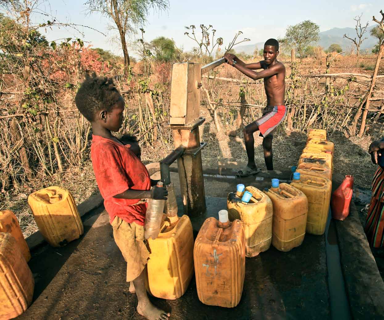 T É M A voda pro všechny TS T R A N A 3 Visegrádská čtyřka pomáhá v Etiopii. Nekoordinovaně. Všechny země V4 pracují v Etiopii.