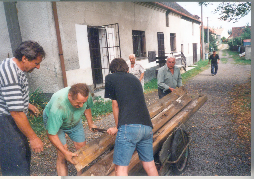 DOMOV nadále sbíral pro spřátelené nadace, spolupracoval s Regionálním sdružením Křivoklátsko a Školou obnovy křivoklátského venkova.