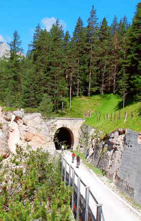 I T Á L I E DOLOMITY PO ZRUŠENÉ ŽELEZNICI I ÚDOLÍMI TAM BEZ NOČNÍHO PŘEJEZDU HOTEL SAUNA Dolomity považované za jedny z nejkrásnějších a nejpůvabnějších hor na světě budou ohromující kulisou našich