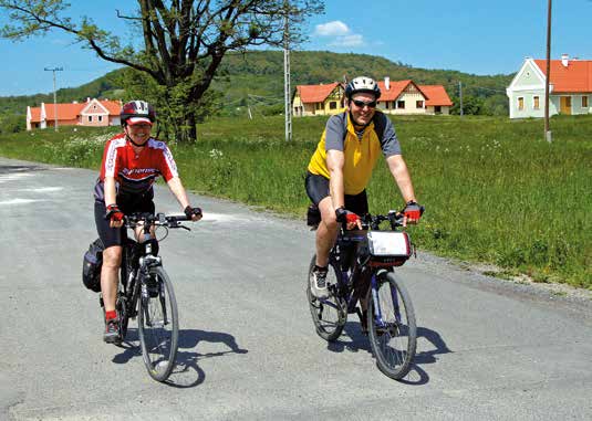 Okolo jezera vede cyklostezka, ze které se nám budou otevírat pohledy na lesknoucí se hladinu jezera, ale i na okolní sopečné homole.