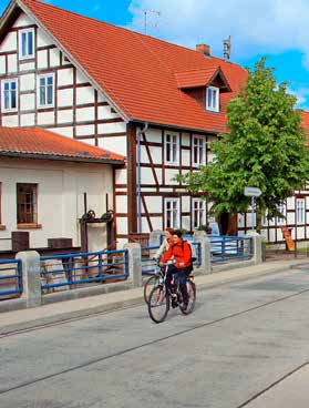 NĚMECKO SPRÉVA SPREEWALD A FLAEMING BEZ NOČNÍCH PŘEJEZDŮ HOTEL Lužní krajinou Sprévského lesa v německém Brandenbursku protéká řeka Spréva a rozlévá se množství říčních ramen, a tak se oblasti také