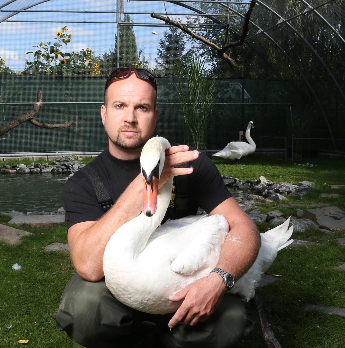 Karel Makoň, předseda a zakladatel DES OP (Dobrovolného ekologického spolku - ochrany ptactva) a vedoucí Záchranné stanice živočichů v Plzni na Doubravce.