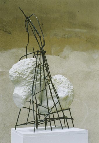 Ve své profesionální výtvarné činnosti se věnuje plastice /kámen, dřevo/. Karel Peřina lebt und arbeitet in Prag.