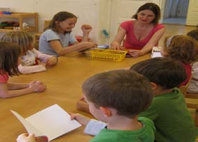 Die Literaturnacht Der Mai begann bei uns im Kindergarten mit der bekannten Schriftstellerin Radka Dene-markova und der 2. Literatur-nacht.