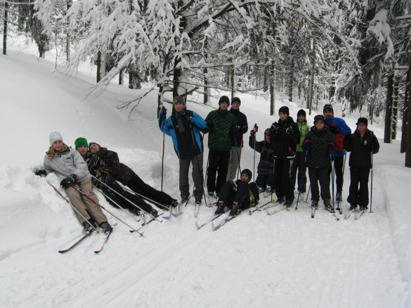 Děti zvládly techniky základů snowboardingu i lyžování.