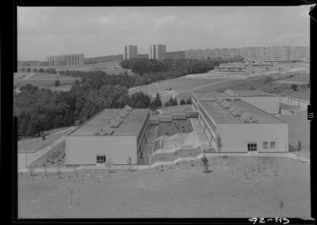 Pavilonové komplexy základních škol na okraji Čertovy rokle (Nejedlého a vzadu Blažkova), 1968.