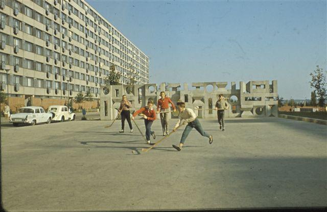 Dekorativní zeď Čestmíra Kafky, ulice Arbesova, 1968. Foto Rudolf Křepela.