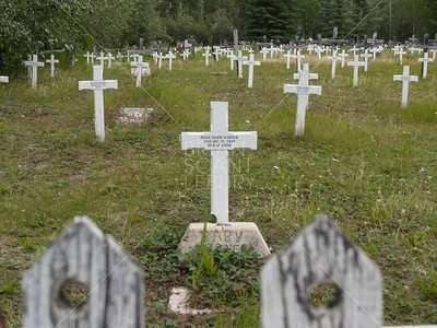 UKONČENÍ ETAPOVÉ HRY Motto závěru: Historické hřbitovy v Dawson City Na kopci přímo nad městem, kam se dostaneme buď po silnici, ústící z King Avenue, nebo po pěšině od Klondike Highway na začátku