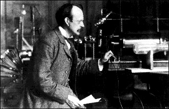 1897,Thomson: objev elektronu v katodovém