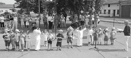 Podzim / 2013 Vystoupení mateřinky při setkání rodáků v Huštěnovicích. MS ČČK PROŠKOLILA OBČANY HUŠTĚNOVIC V sobotu 4.