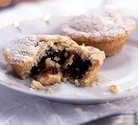 " M y h u s b a n ' s Mince pies Ingredients 350g/12oz plain /all purpose flour Pinch of salt 225g butter / 8 oz cubed or an equal mix of butter and lard 1 beaten egg+1 cold water as needed 1 jar of