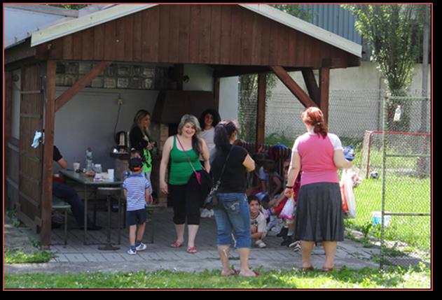 17 Terénní programy SPOLEČNĚ-JEKHETANE Naše organizace provozovala v roce 2013 tři pracoviště služby terénních programů v Ostravě- Přívoze, Palackého 49, v Ostravě-Porubě, Dělnická 20, a v Šumperku,