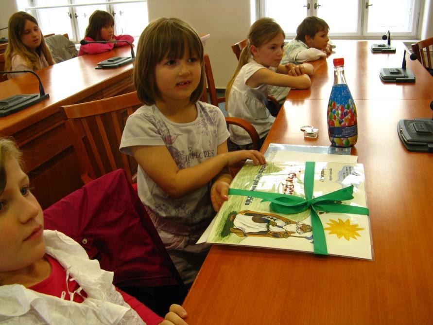 Žáci líbeznické školy se letos opět zúčastnili tradiční recitační soutěže Macharův Brandýs. Ani tentokrát nezůstali bez ocenění. Kristýna Rollová (6. roč.) se umístila na 2. místě a Michal Dvořák (5.