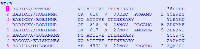 Na seznamu vidíme, že každý cestující má své pořadové číslo, za jménem následuje první aktivní segment z itineráře, číslo označující celkový počet lidí v PNR a rezervační kód.