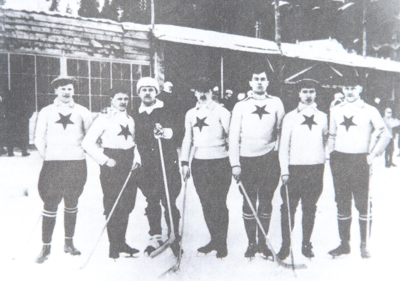 Obrázek 19 Mužstvo 7 českých hokejových mušketýrů, které se v Chamonix poprvé seznámilo s kanadským hokejem 1909 (zleva Otakar Vindyš, Boleslav