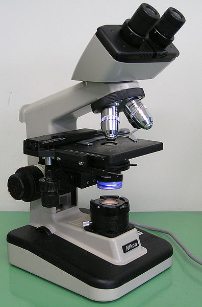 Mikroskop a) M. slouží k zobrazování velmi malých předmětů (biologie, botanika, archeologie,...) b) mikroskop tvoří 2 optické soustavy: 1.