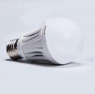 E27-5050-108WW LED ŽÁROVKY Materiál: plast Účinnost: 0,85 530 Kč 438 Kč (745/001421) teplá bílá LED: 108x 5050 SMD Epistar LED 18W Svítivost: 1400LM (W) Barva světla: 2700-3500K, teplá bílá (WW) 1250