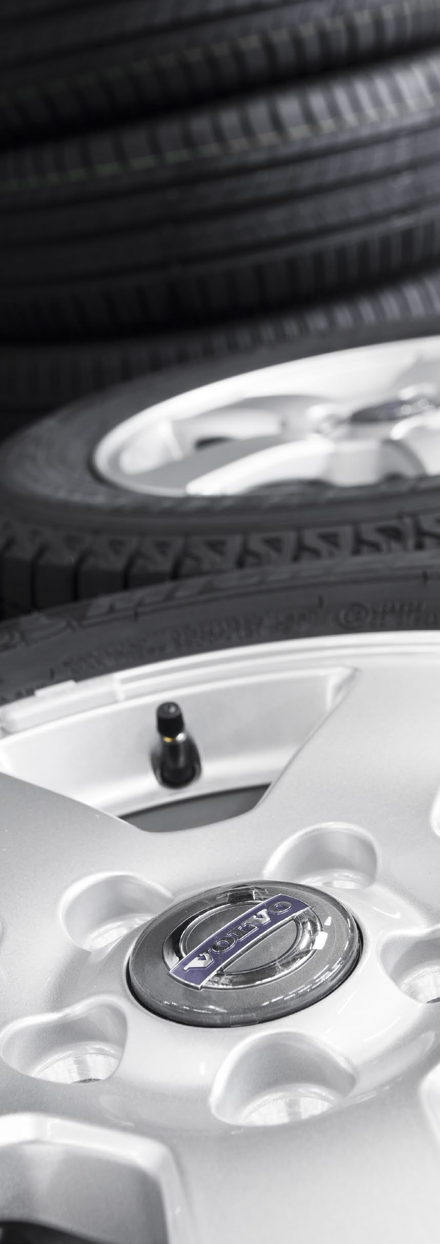 základní informace o pneumatikách PROČ JSOU PNMATIKY TAK DŮLEŽITÉ Je to prosté, představují jediné kontaktní body mezi vozidlem a silnicí.