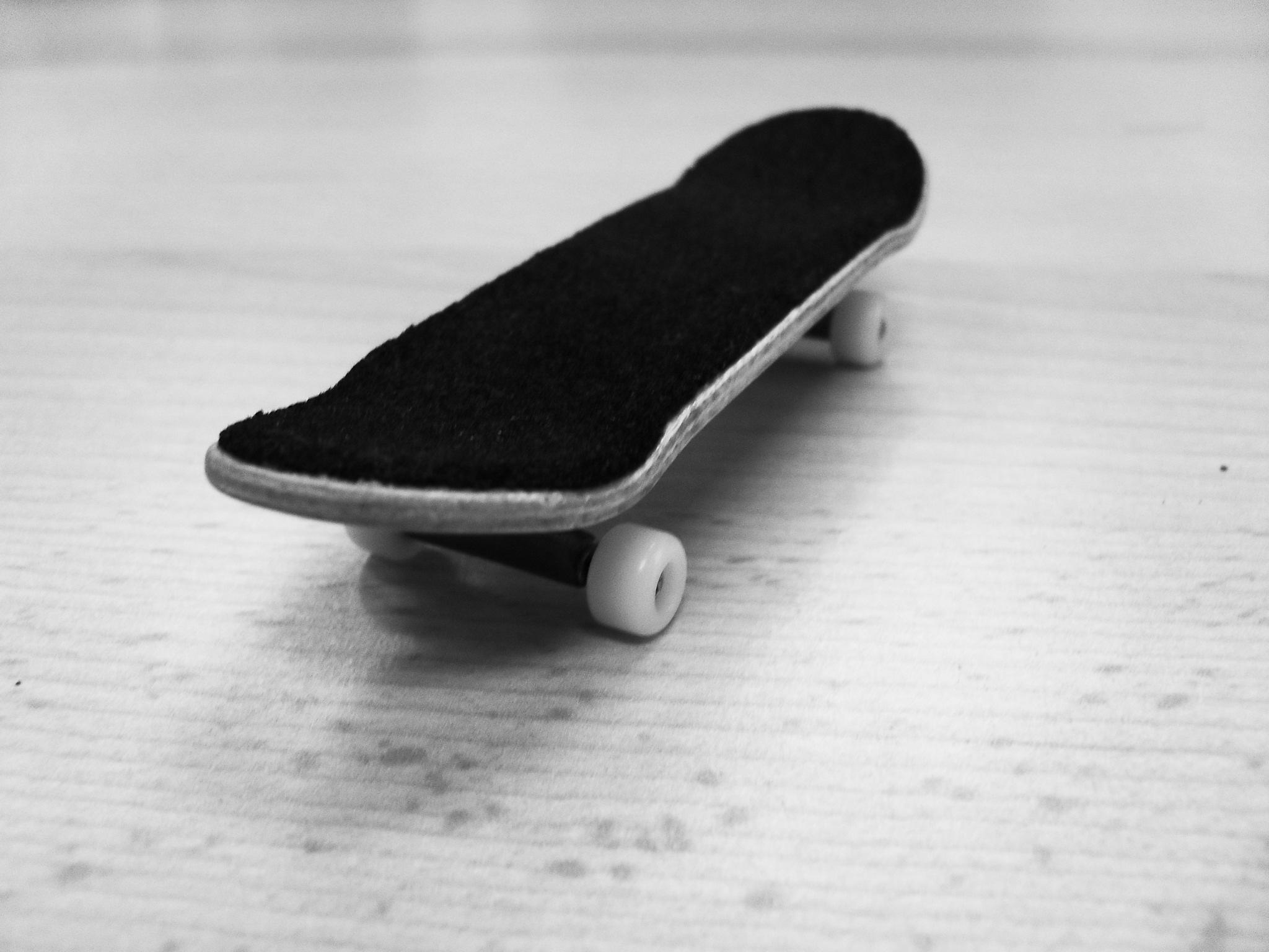 Od roku 1968 vyrábí i firma Mattel (předtím vyráběla panenky Barbie) svá autíčka Hot Wheels. Fingerboard je zmenšenina skateboardu.