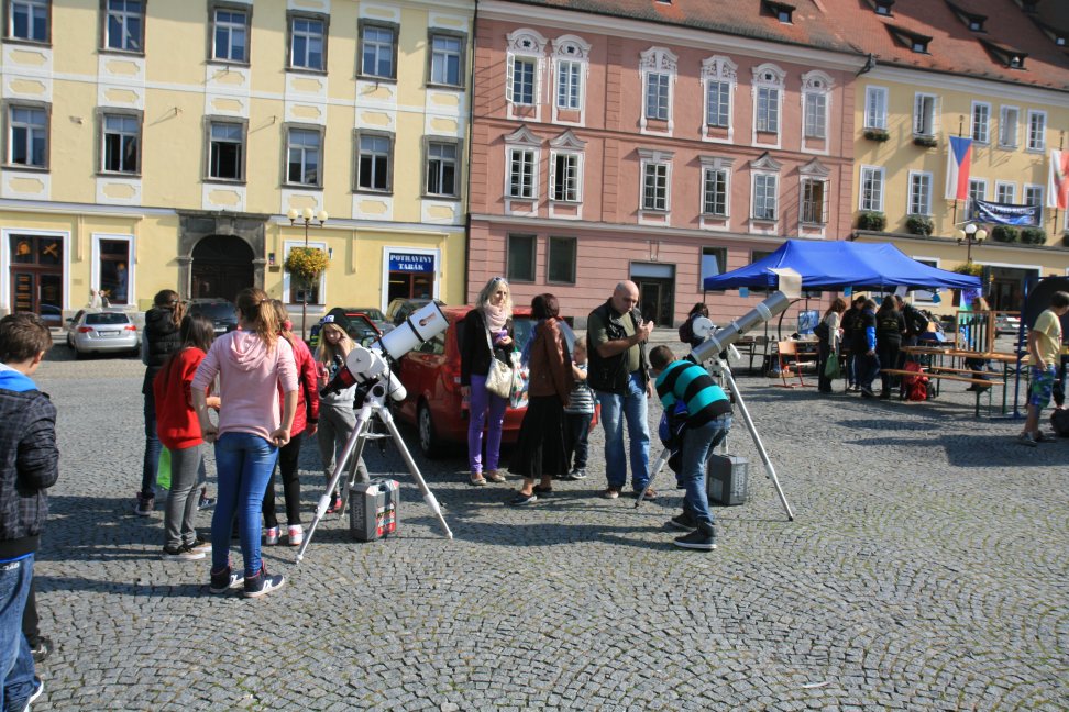 Pozorování Slunce na akci studentů a učitelů Gymnázia Cheb s názvem Věda před radnicí dne 2.