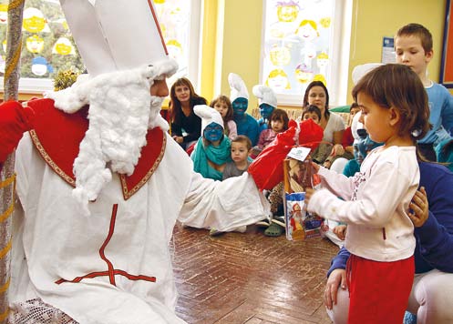 prosince v podvečer připraveno dětské pohádkové představení O Popelce. Na něj tradičně navázalo setkání s Mikulášem, anděly a čerty, kteří rozdávali sladkosti dětem i vnoučatům zaměstnanců.