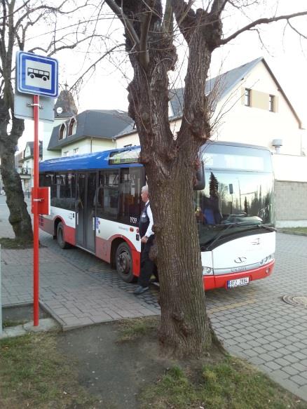 Obrázek 33: Zastávka autobusu v zastávkovém neodděleném pruhu na dvoupruhové směrově nerozdělené komunikaci Obrázek 32: Označník zastávky městské autobusové dopravy v Praze Obrázek 34: Zastávka