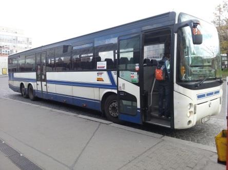 Nízkopodlažní autobus Za nízkopodlažní se považuje autobus, v němž je nejméně 35 % plochy pro stojící cestující dosažitelných ze země jediným stupněm, přičemž je stanovena maximální výška tohoto