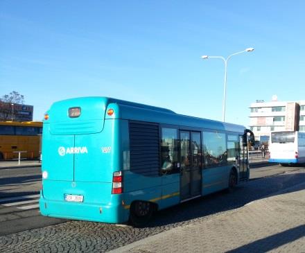 Nádrže s CNG se v autobusech z bezpečnostních důvodů umisťují na střeše. Naplňování nádrží probíhá ve speciálních plnících stanicích, které se umisťují v místě dep autobusů.