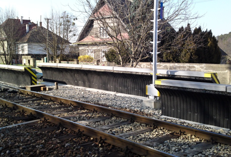 trati Brno - Zastávka u Brna v obci Tetčice, ulice Sušilova. Tento odpor obce a občanů z Tetčic zcela zablokoval realizaci této stavby.