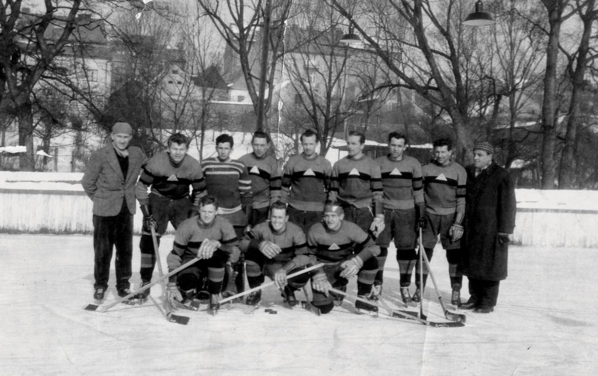 Zbrojovka vyhrála okresní přebor i kvalifikaci a postoupila do krajské soutěţe. V roce 1953 se druţstvo Fezko přejmenovalo na Jiskru a ČZ na Spartak. Zima 1953 / 1954. Spartak Strakonice obsadil 4.