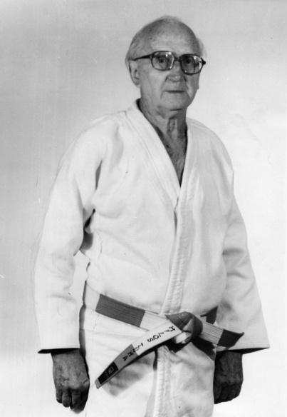 PRVNÍ METODICKÁ PŘÍRUČKA V témže roce (1936) vyšla první ucelená metodická příručka jiujitsu, kterou napsal Istvan Fülöp, přezdívaný Dobo.