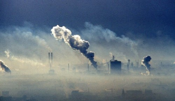 Co se děje v atmosféře Jednotlivé vrsty ovlivňují život na Zemi a člověk zase ovlivňuje atmosféru. Co se děje v nich. Plyny v ovzkuší jsou vyváženy, pokud to člověk nezmění.