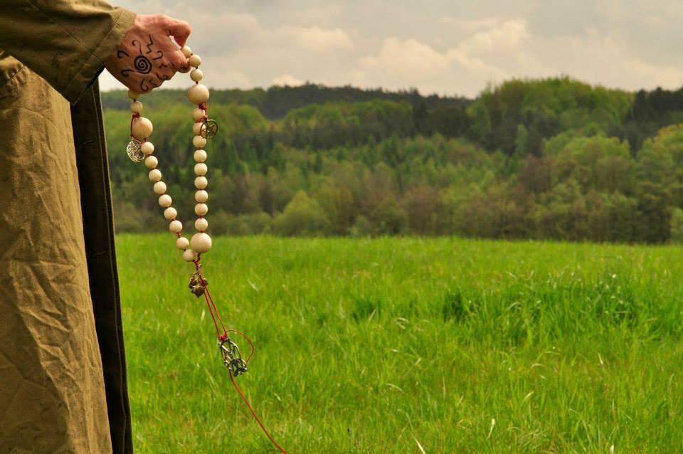 Filip Airis Kubín Pokora Fotografie zachycuje můj vlastní výrobek pohanskou malu. Visí na ní pohanské symboly jako je Cernunnos, pentagram, triskel a lipový list coby symbol naší země.