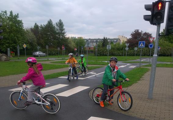 Naše akce v květnu Velvyslanectví SRN 5. třída 12. května jsme se přenesli do roku 1989.