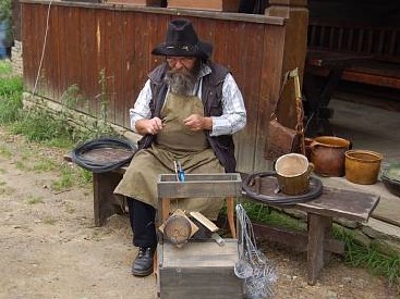 Třetí tip Valašské muzeum v přírodě Chtěli byste vidět, jak se žilo na malém městě v období od poloviny 19. století? Neváhejte navštívit Skanzen v Rožnově pod Radhoštěm.