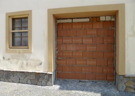 Výběr obrázků typických poškození Auswahl typischer Schadensbilder Flooded internal walls (plasterboards) Picture: Golz/Naumann, Zittau, 12 August 2010 Floated floor construction Picture :