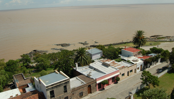 URUGUAY 61. den 3.2.2007 URUGUAY jednodenní výlet Za 32 US$ na osobu jsme se dostali trajektem do Uruguaye do městečka Colonia, které bylo zapsláno jako historická památka UNESCA.