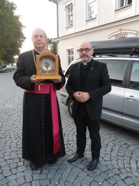 Budějovicích se i Klokoty mohly poklonit tomuto velkému faráři z Arsu, nazývanému farář světa. Ostatky provázeli po významných místech v republice francouzští kněží.